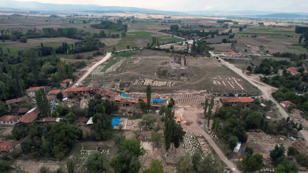 Aizanoi Antik Kenti kazısında mermer güneş saati bulundu 5