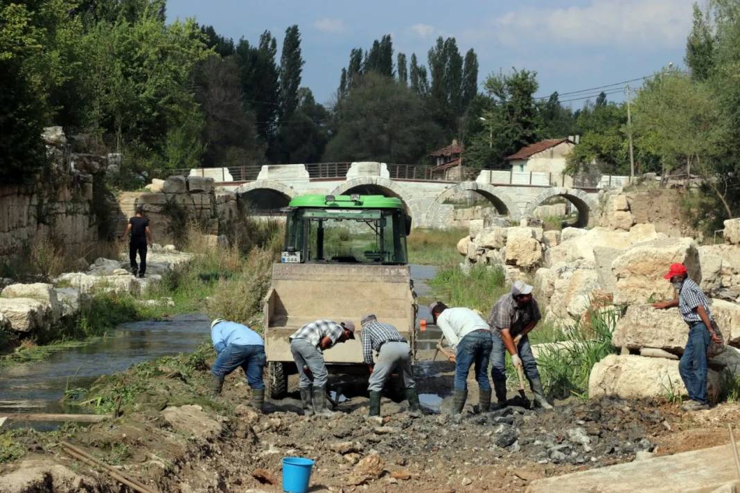 Aizanoi Antik Kenti kazısında mermer güneş saati bulundu 2