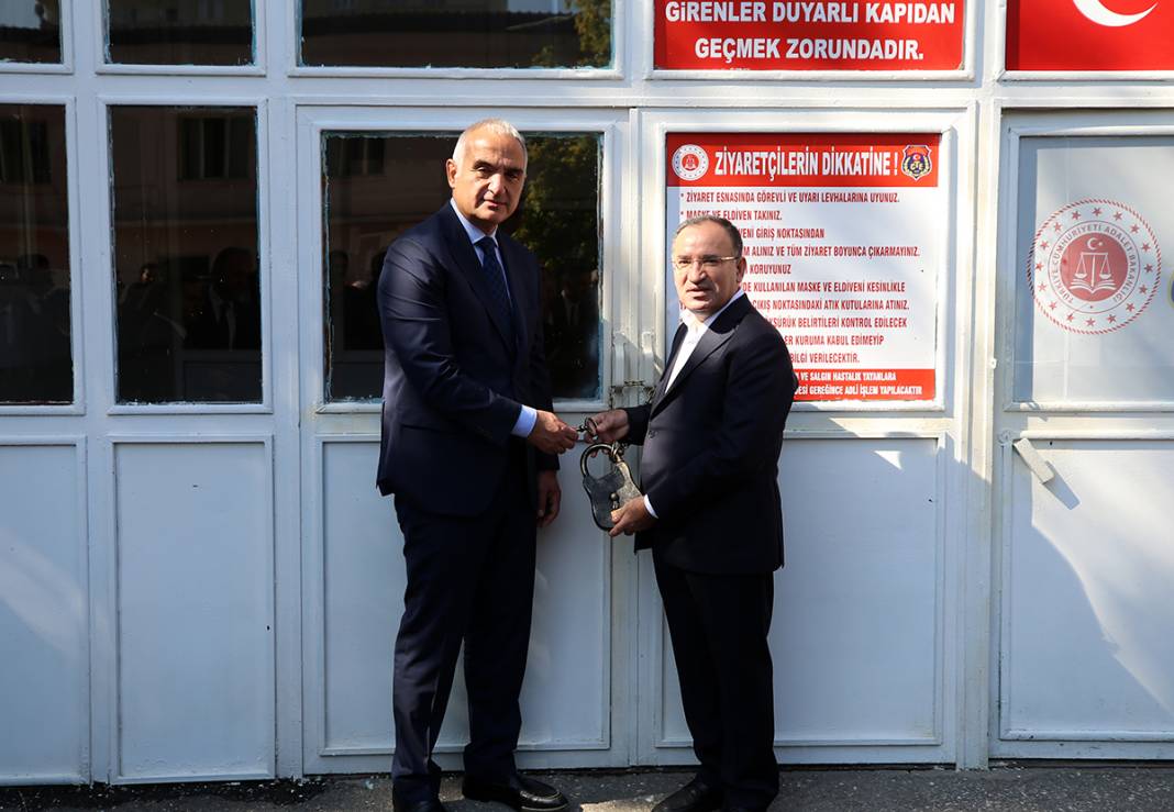 Bozdağ cezaevi anahtarını Ersoy'a teslim etti 5