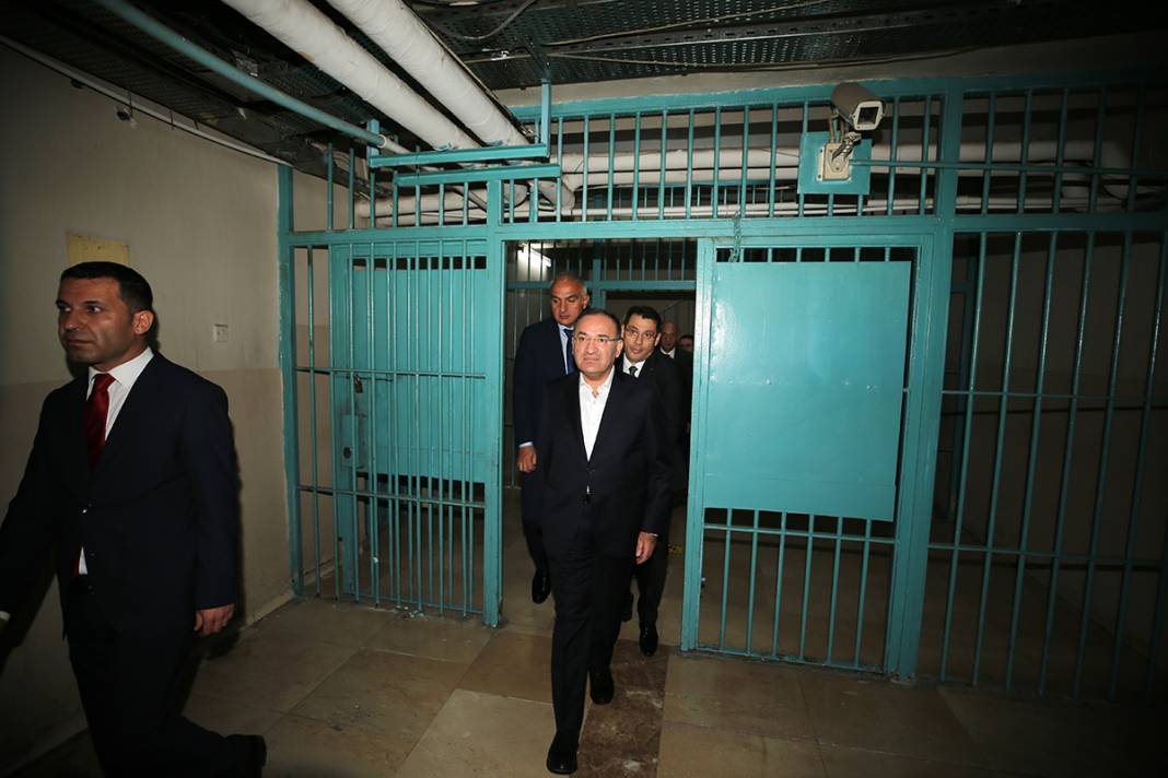 Bozdağ cezaevi anahtarını Ersoy'a teslim etti 12