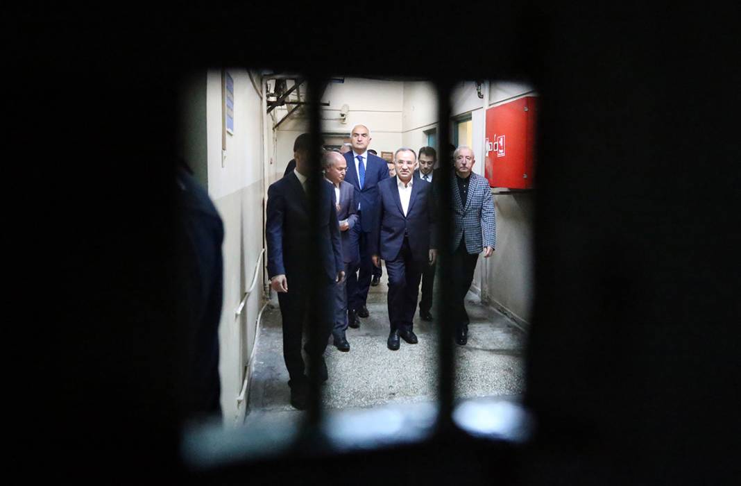 Bozdağ cezaevi anahtarını Ersoy'a teslim etti 14