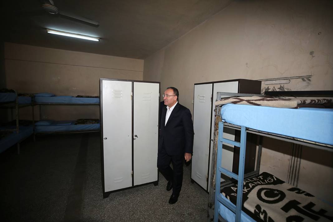 Bozdağ cezaevi anahtarını Ersoy'a teslim etti 13