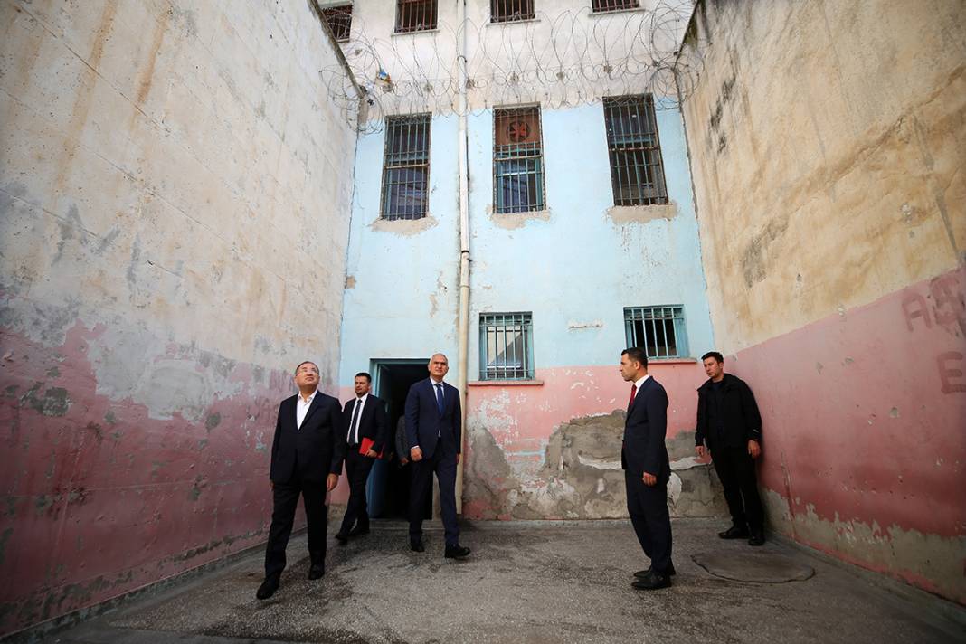 Bozdağ cezaevi anahtarını Ersoy'a teslim etti 10