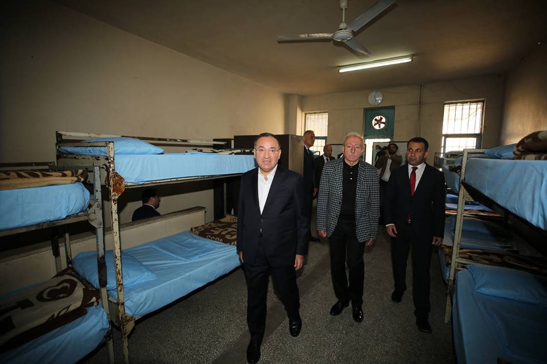 Bozdağ cezaevi anahtarını Ersoy'a teslim etti 9