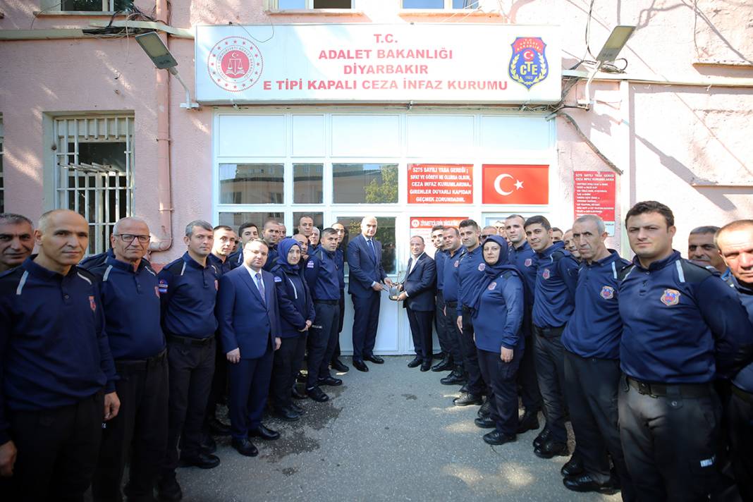 Bozdağ cezaevi anahtarını Ersoy'a teslim etti 7