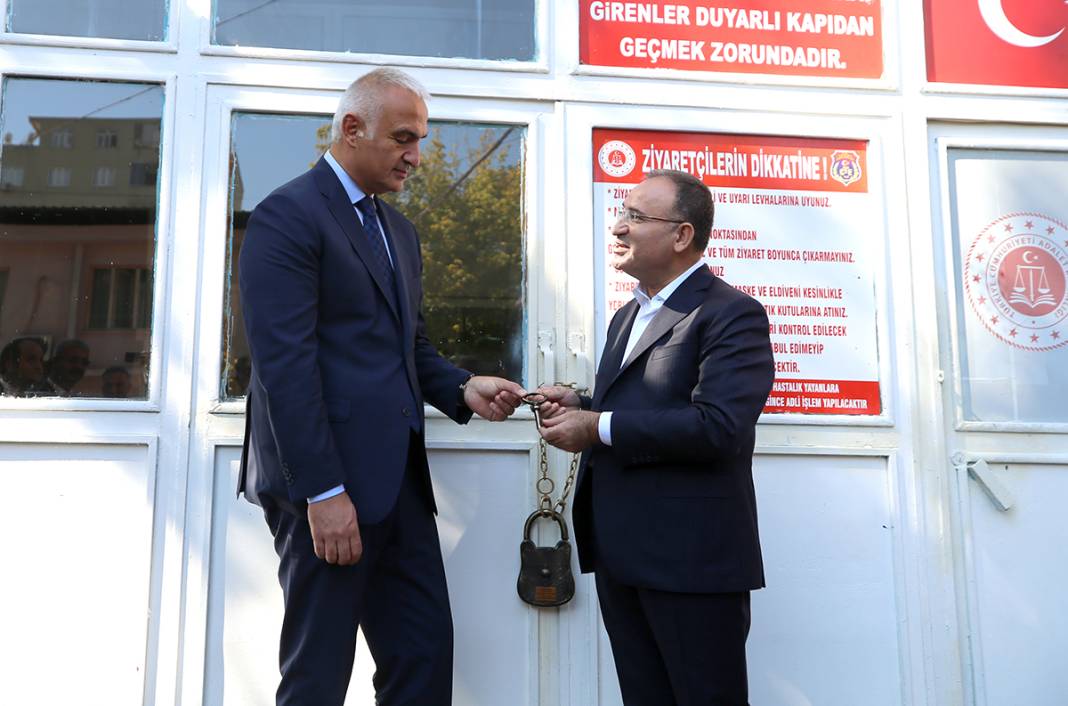 Bozdağ cezaevi anahtarını Ersoy'a teslim etti 1