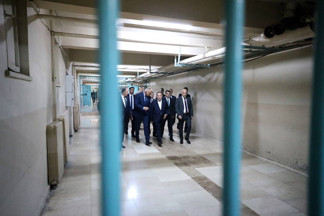 Bozdağ cezaevi anahtarını Ersoy'a teslim etti 2