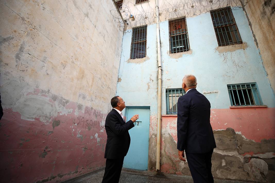 Bozdağ cezaevi anahtarını Ersoy'a teslim etti 3