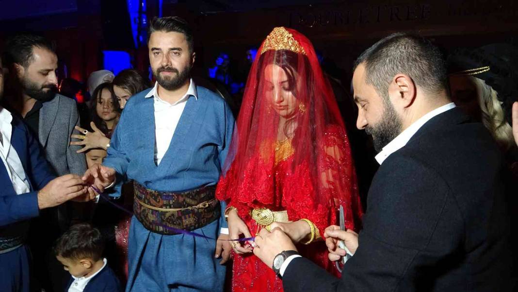 Gelinle damat takıların altında kaldı: 3 milyon 650 bin TL’lik hediye 7