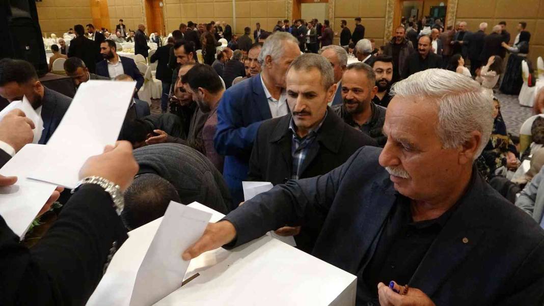 Gelinle damat takıların altında kaldı: 3 milyon 650 bin TL’lik hediye 8