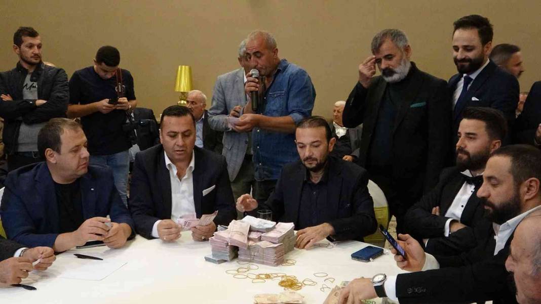 Gelinle damat takıların altında kaldı: 3 milyon 650 bin TL’lik hediye 6