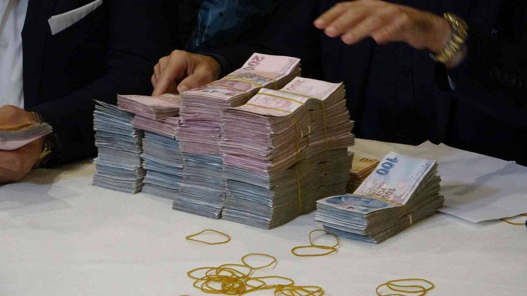 Gelinle damat takıların altında kaldı: 3 milyon 650 bin TL’lik hediye 4