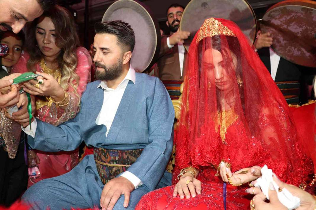 Gelinle damat takıların altında kaldı: 3 milyon 650 bin TL’lik hediye 3