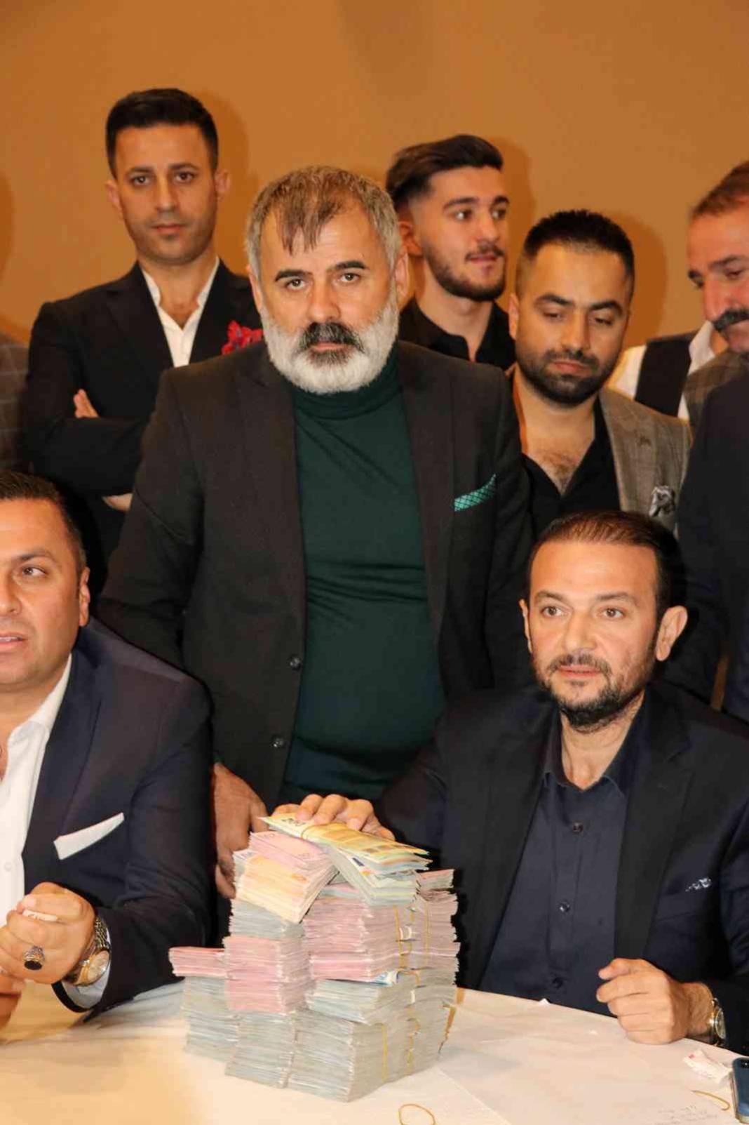 Gelinle damat takıların altında kaldı: 3 milyon 650 bin TL’lik hediye 2