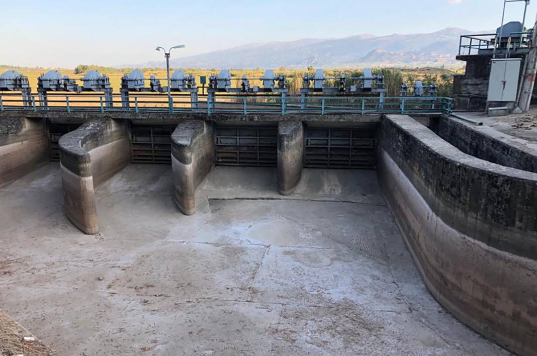 Marmara Gölü'nden eser kalmadı! Bir damla su bile yok 8