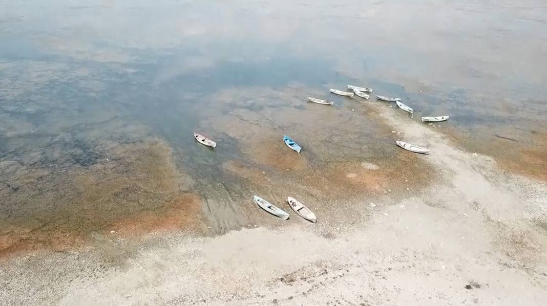Marmara Gölü'nden eser kalmadı! Bir damla su bile yok 3