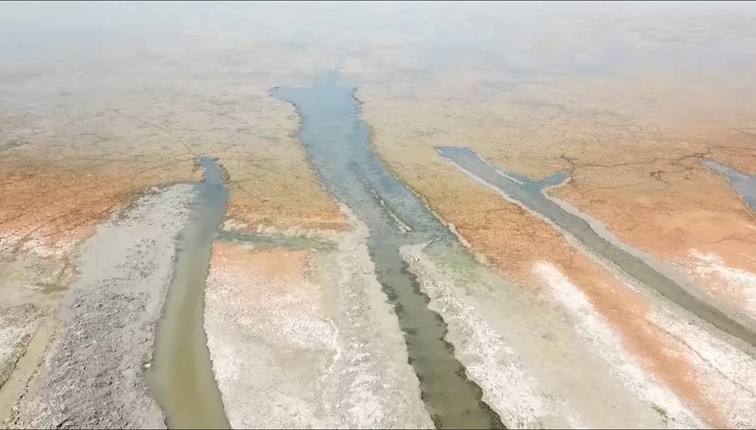 Marmara Gölü'nden eser kalmadı! Bir damla su bile yok 2