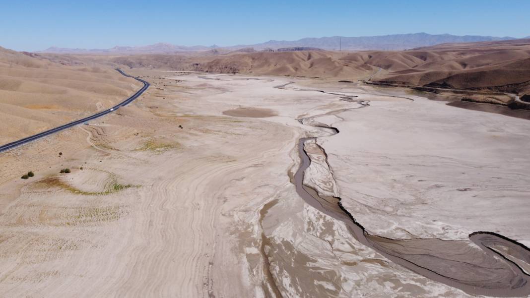 Zernek Barajı'nda su seviyesi dibi gördü! 'Vatandaşa su verilmeyecek konuma geldik' 28