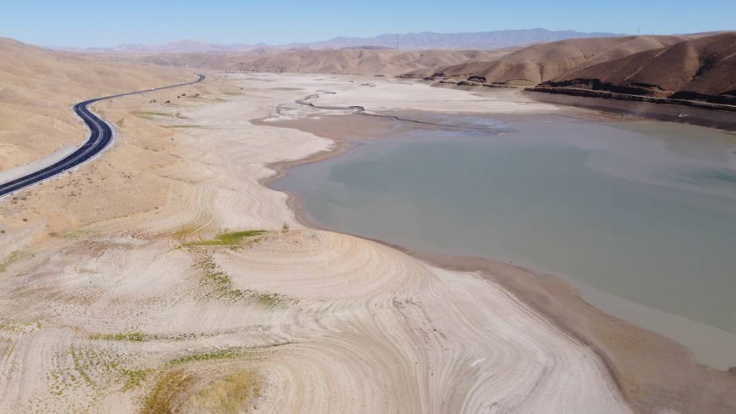 Zernek Barajı'nda su seviyesi dibi gördü! 'Vatandaşa su verilmeyecek konuma geldik' 23