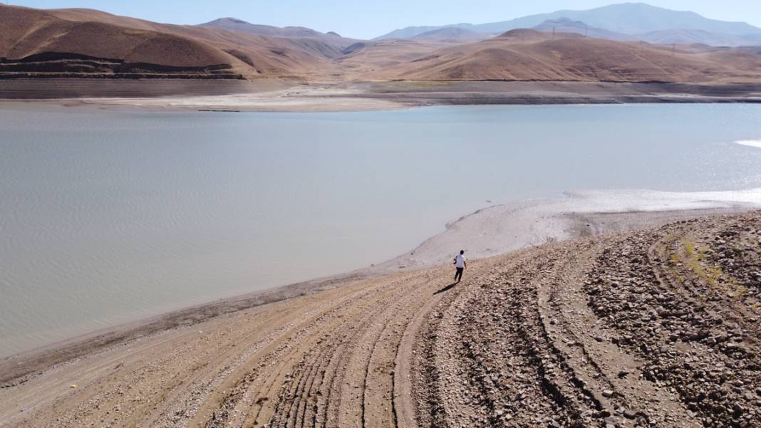Zernek Barajı'nda su seviyesi dibi gördü! 'Vatandaşa su verilmeyecek konuma geldik' 22