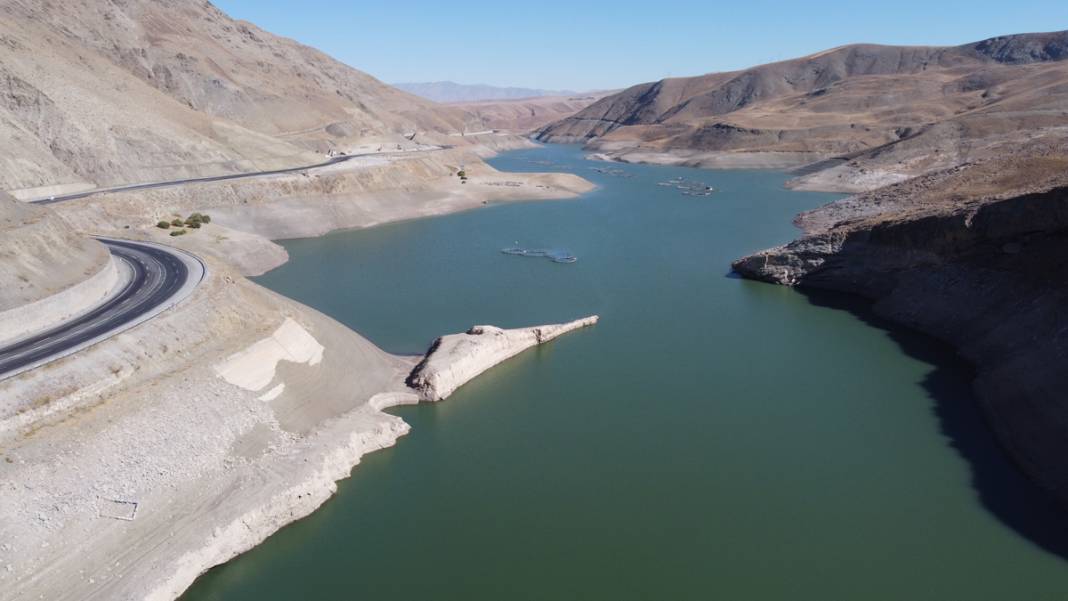 Zernek Barajı'nda su seviyesi dibi gördü! 'Vatandaşa su verilmeyecek konuma geldik' 18