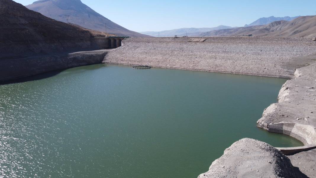 Zernek Barajı'nda su seviyesi dibi gördü! 'Vatandaşa su verilmeyecek konuma geldik' 12