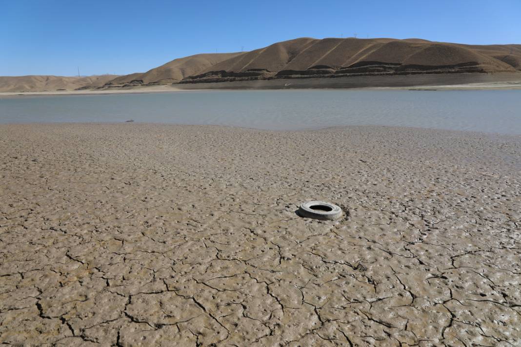 Zernek Barajı'nda su seviyesi dibi gördü! 'Vatandaşa su verilmeyecek konuma geldik' 1
