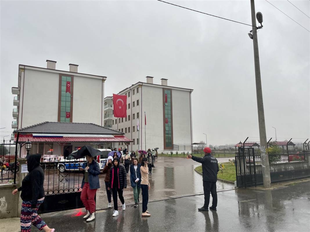 Düzce'de koku paniği: 2 bini aşkın öğrenci apar topar tahliye edildi 10