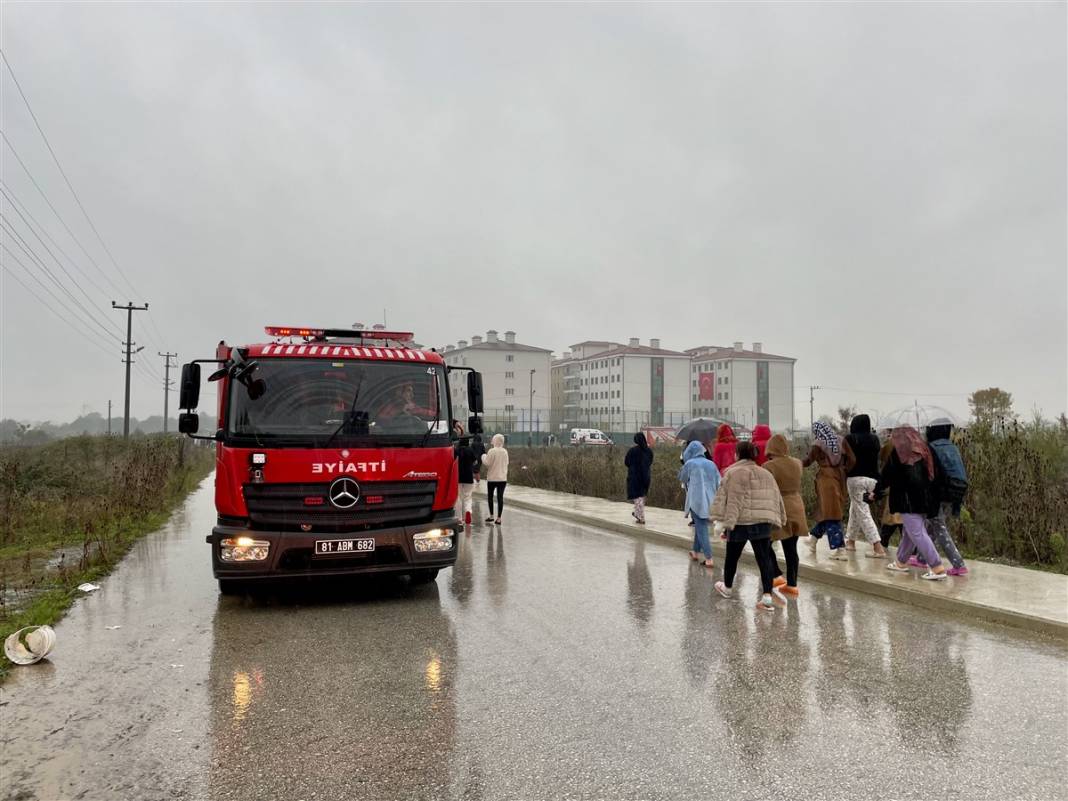 Düzce'de koku paniği: 2 bini aşkın öğrenci apar topar tahliye edildi 8