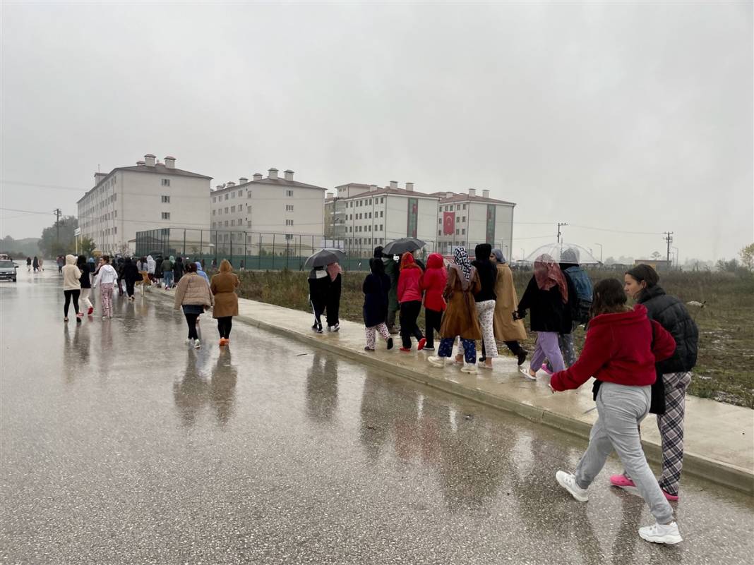 Düzce'de koku paniği: 2 bini aşkın öğrenci apar topar tahliye edildi 7