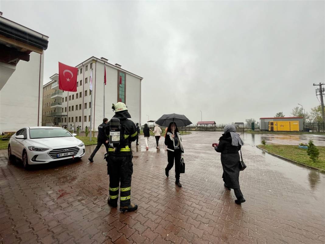 Düzce'de koku paniği: 2 bini aşkın öğrenci apar topar tahliye edildi 6