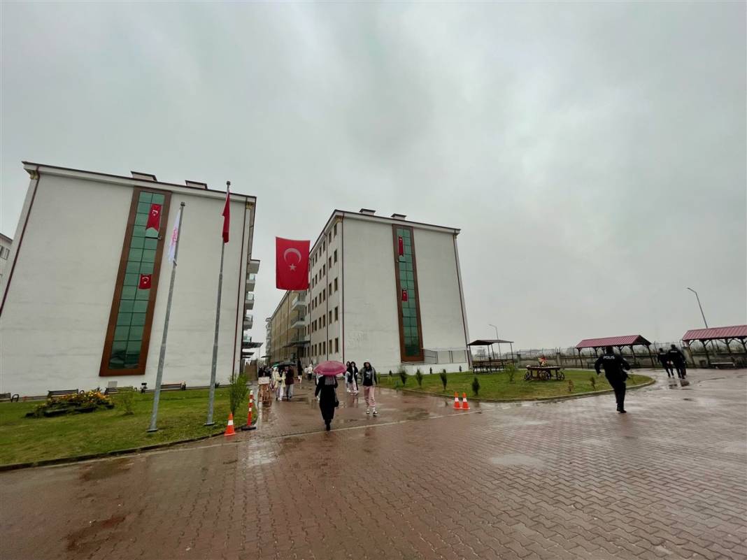 Düzce'de koku paniği: 2 bini aşkın öğrenci apar topar tahliye edildi 5