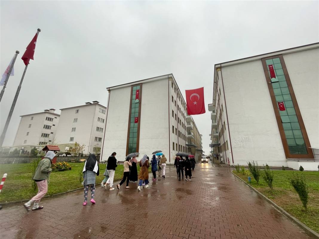 Düzce'de koku paniği: 2 bini aşkın öğrenci apar topar tahliye edildi 4