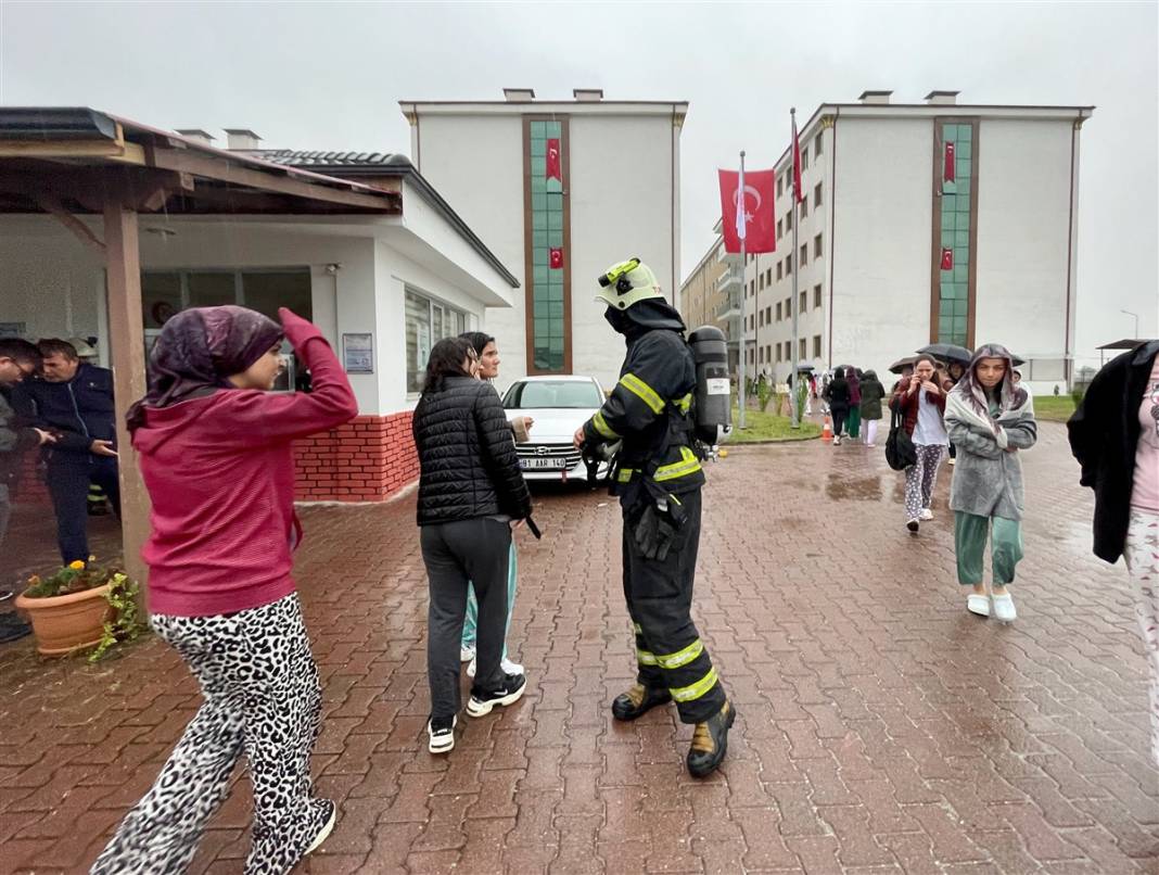 Düzce'de koku paniği: 2 bini aşkın öğrenci apar topar tahliye edildi 3