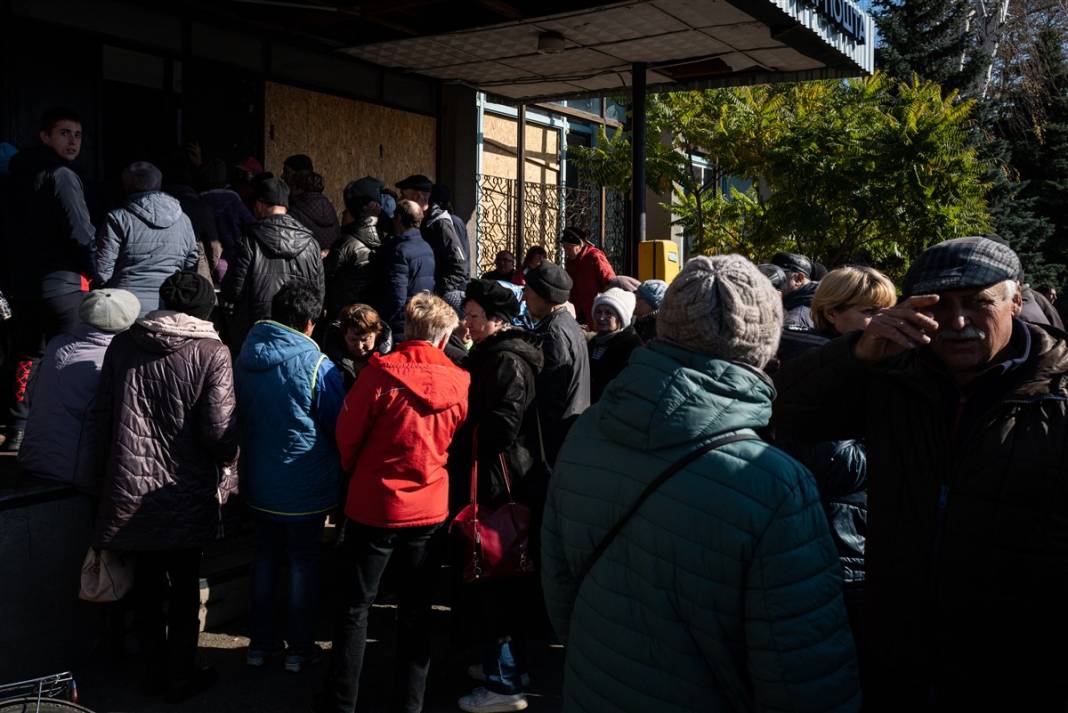 Rus güçlerinden geri alınan bölgelerde savaşın izleri: Gömülen cesetler kimlik tespiti için çıkarılıyor 23