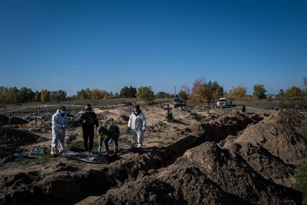 Rus güçlerinden geri alınan bölgelerde savaşın izleri: Gömülen cesetler kimlik tespiti için çıkarılıyor 22