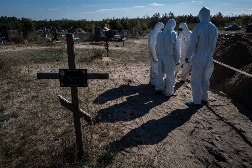 Rus güçlerinden geri alınan bölgelerde savaşın izleri: Gömülen cesetler kimlik tespiti için çıkarılıyor 21