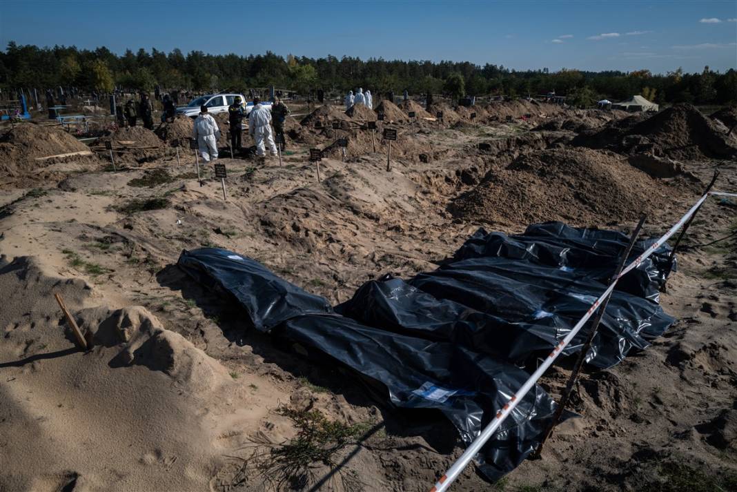 Rus güçlerinden geri alınan bölgelerde savaşın izleri: Gömülen cesetler kimlik tespiti için çıkarılıyor 20