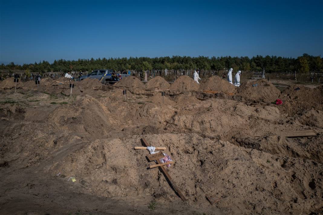 Rus güçlerinden geri alınan bölgelerde savaşın izleri: Gömülen cesetler kimlik tespiti için çıkarılıyor 18