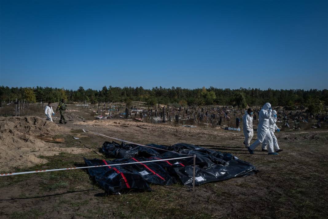 Rus güçlerinden geri alınan bölgelerde savaşın izleri: Gömülen cesetler kimlik tespiti için çıkarılıyor 17