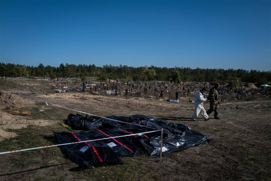 Rus güçlerinden geri alınan bölgelerde savaşın izleri: Gömülen cesetler kimlik tespiti için çıkarılıyor 16