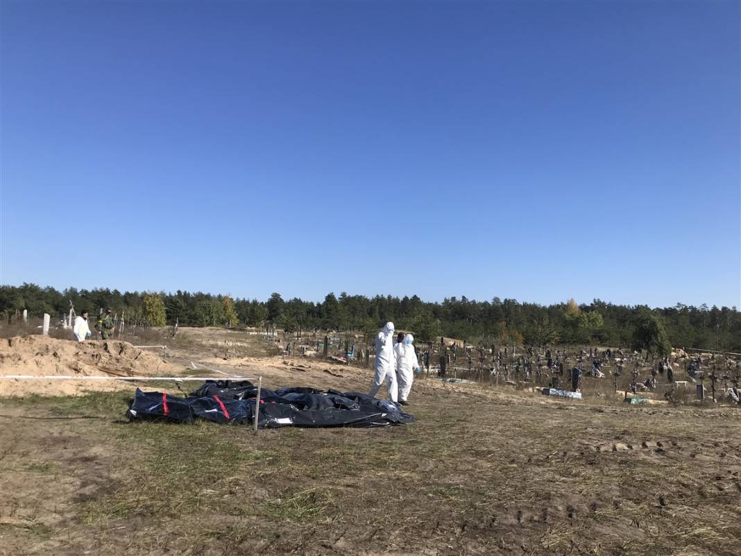 Rus güçlerinden geri alınan bölgelerde savaşın izleri: Gömülen cesetler kimlik tespiti için çıkarılıyor 15