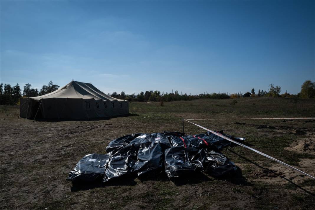 Rus güçlerinden geri alınan bölgelerde savaşın izleri: Gömülen cesetler kimlik tespiti için çıkarılıyor 14