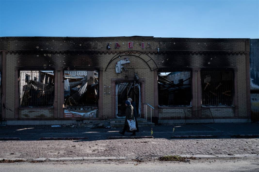 Rus güçlerinden geri alınan bölgelerde savaşın izleri: Gömülen cesetler kimlik tespiti için çıkarılıyor 13