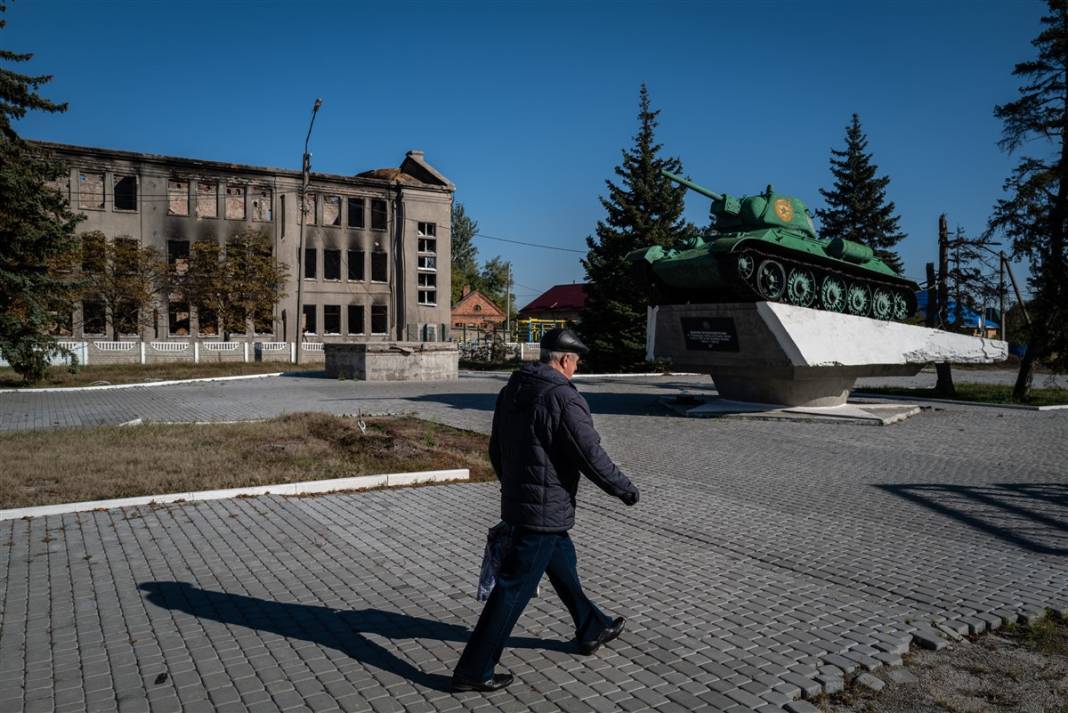 Rus güçlerinden geri alınan bölgelerde savaşın izleri: Gömülen cesetler kimlik tespiti için çıkarılıyor 12