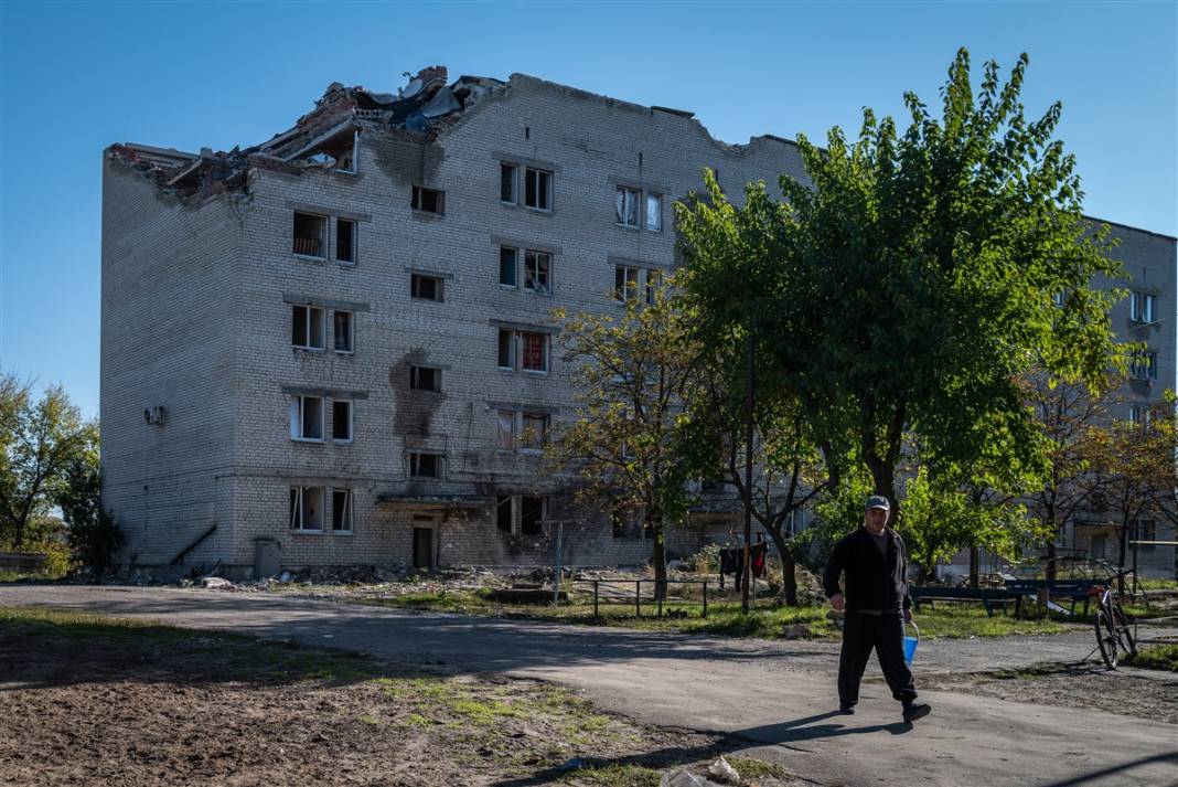 Rus güçlerinden geri alınan bölgelerde savaşın izleri: Gömülen cesetler kimlik tespiti için çıkarılıyor 11