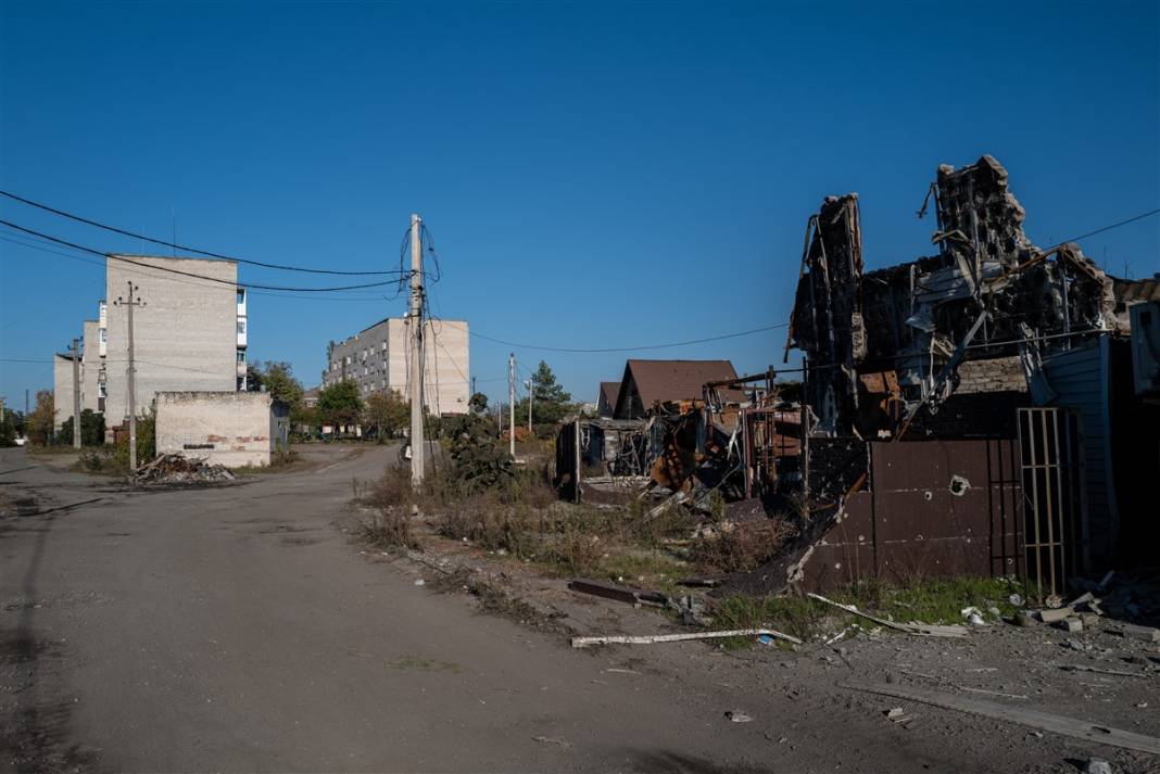 Rus güçlerinden geri alınan bölgelerde savaşın izleri: Gömülen cesetler kimlik tespiti için çıkarılıyor 10