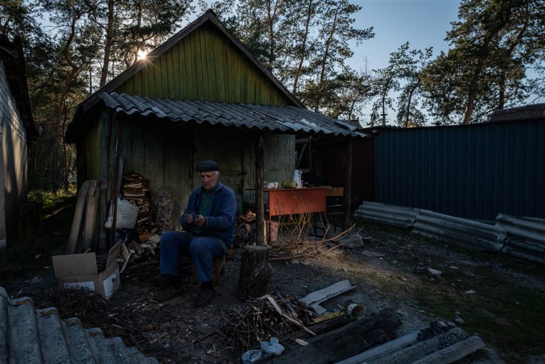 Rus güçlerinden geri alınan bölgelerde savaşın izleri: Gömülen cesetler kimlik tespiti için çıkarılıyor 5