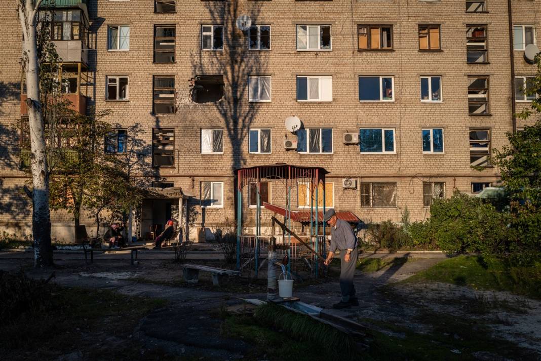 Rus güçlerinden geri alınan bölgelerde savaşın izleri: Gömülen cesetler kimlik tespiti için çıkarılıyor 1