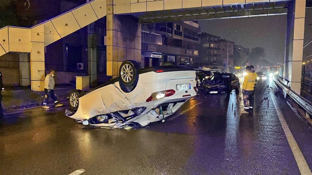 Sağanak faciası: Direğe çarpıp devrilen araca çarptı 6